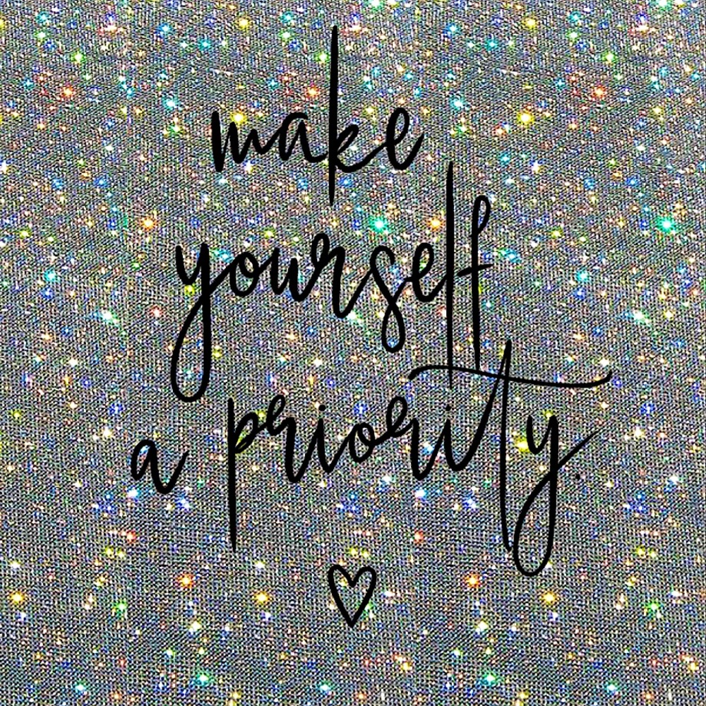 RV 🚍 Gal 🙆🏻‍♀️ downsizing ⬇️ my closet 🛍🎀🪞